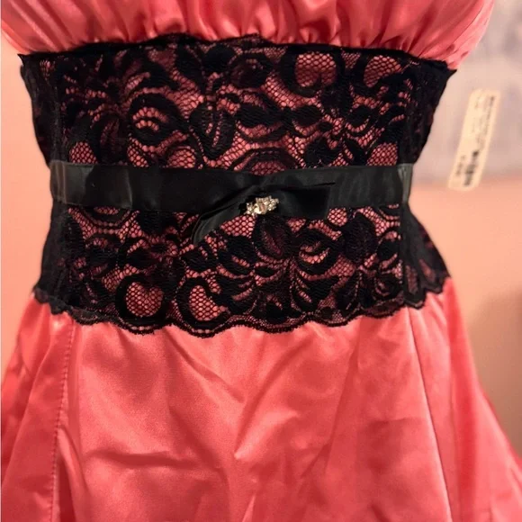 Y2K Pink Ruffled Dress with Black Lace Waist size L - Picture 2 of 7